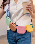 Charger l'image dans la visionneuse de la galerie, Pochette à friandises en silicone – Étanche, mains libres & anti-renversement